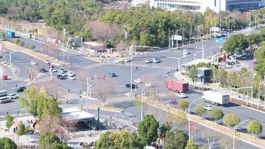 武汉金山大道物流箱式货车行驶过十字路口