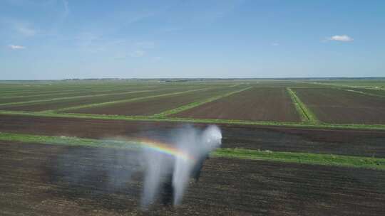 机械灌溉喷洒农田视频素材模板下载