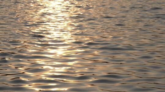 金色水面波光粼粼湖水 河流黄昏下海平面