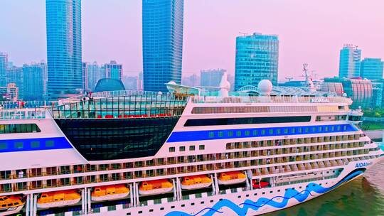 停靠在上海北外滩邮轮