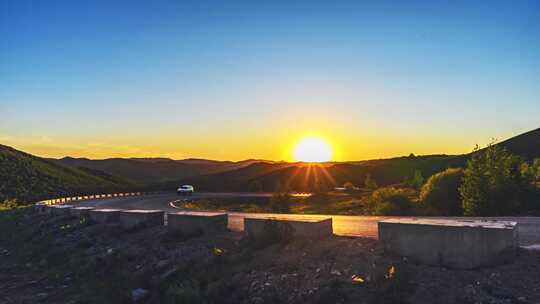 草原公路日落夕阳与车流