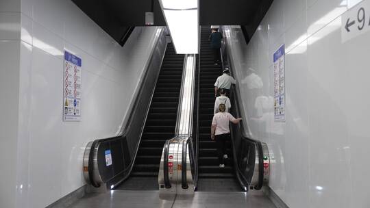 地铁站上下自动扶梯