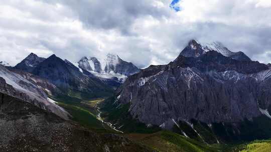 甘孜雪山 稻城亚丁 四川大山深处 峦叠嶂