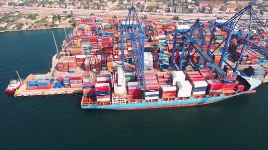 航拍商业港口与集装箱货轮