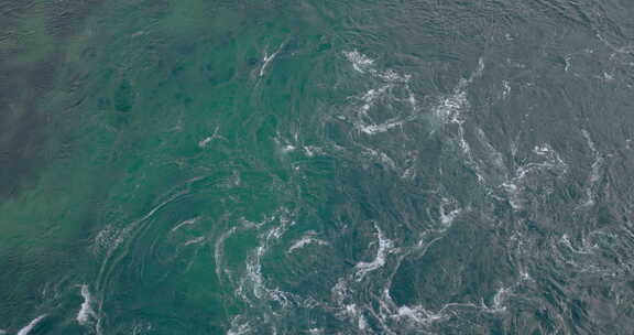 挪威北部漩涡洋流的自上而下视图。无人机拍