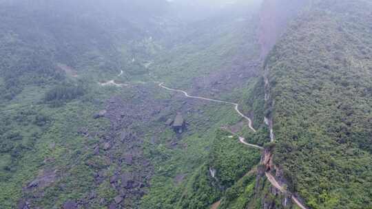 山区公路的一处滑坡地段