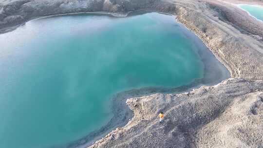 青海海西大柴旦翡翠湖碧水人物航拍视频