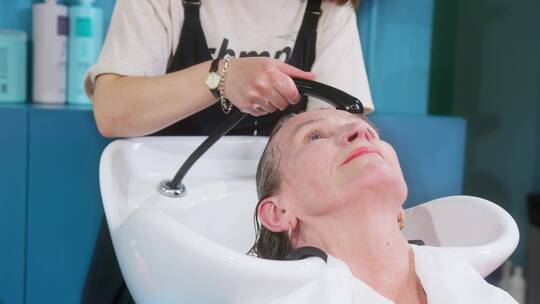 妇女在理发店洗头视频素材模板下载