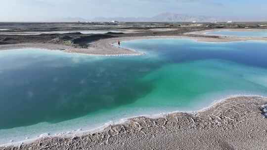 青海海西大柴旦翡翠湖碧水沙地航拍视频