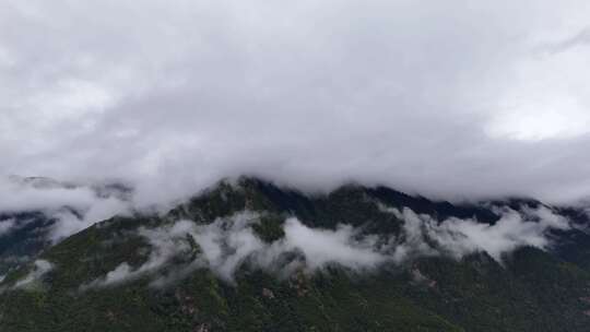 云雾萦绕的山脉