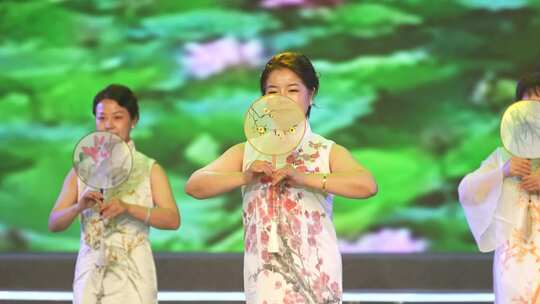 旗袍女子舞台持扇表演