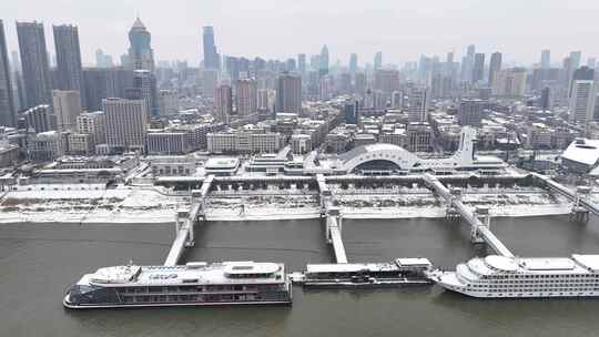 武汉航拍江汉关钟楼武汉关轮渡码头船雪景