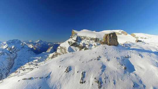 暴露的雪山峰