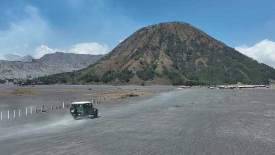 印尼布罗莫火山沙海航拍汽车越野自然风光