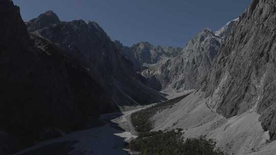 4K航拍云南丽江玉龙雪山大峡谷