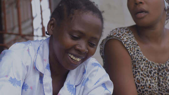 非洲女人在家里烧水煮饭