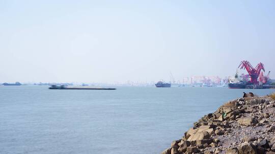 长江上的港口船只延时