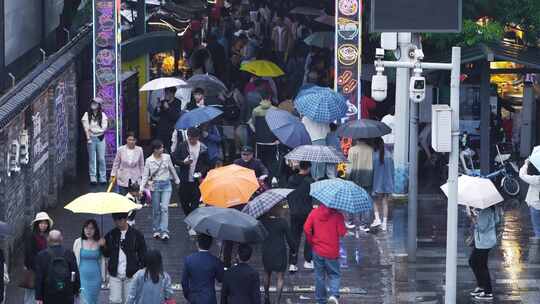 4K小吃街道打伞人群