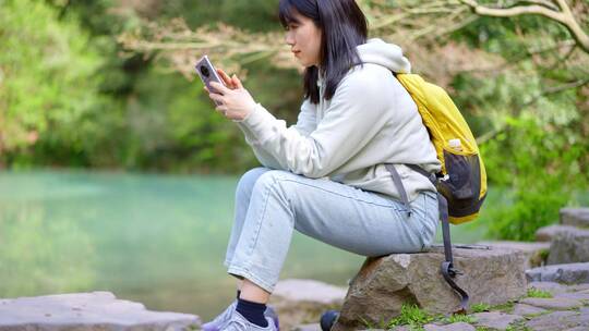 年轻活力青春女孩户外郊游踏青公园使用手机