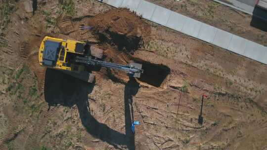 挖掘机挖掘泥土视频素材模板下载