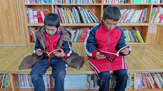 少数民族学生在图书馆学习