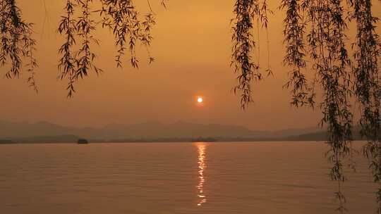 西湖湖面日落