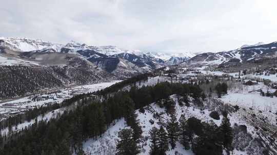 科罗拉多落基山脉冬季，白雪皑皑的无人机景视频素材模板下载