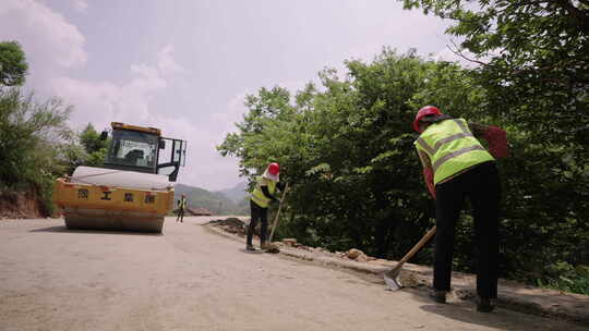 工人道路施工与压路机作业