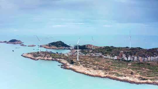 泉州惠安崇武镇 海中的岛屿 海边风力发电视频素材模板下载