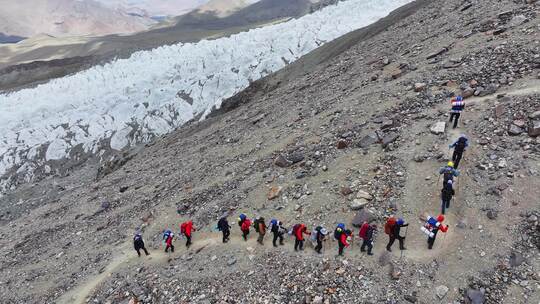 航拍攀登慕士塔格峰冰川冰塔林旁的登山队