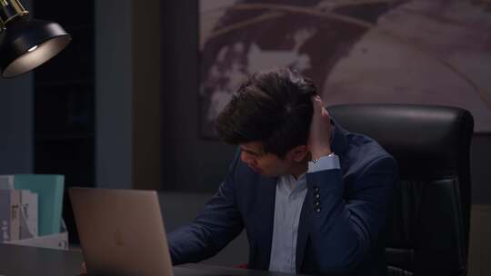 商务人士办公室 深夜加班