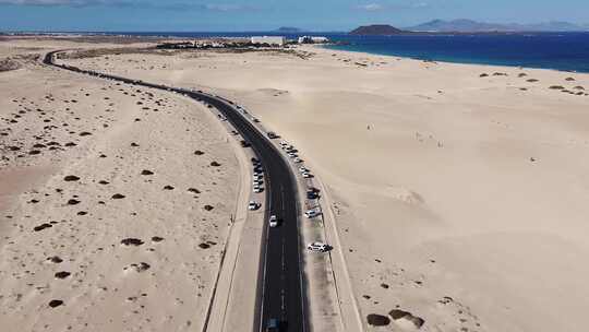 靠近海岸的沙漠公路