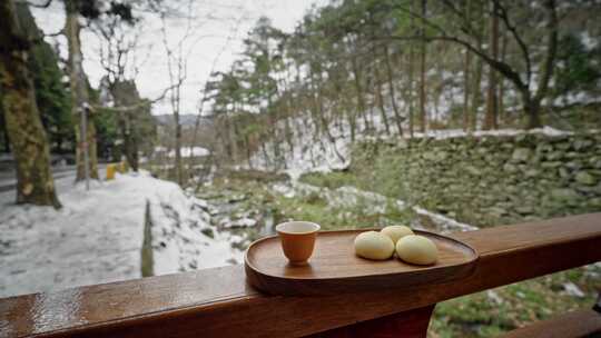 雪天户外喝茶吃糕点心享受生活