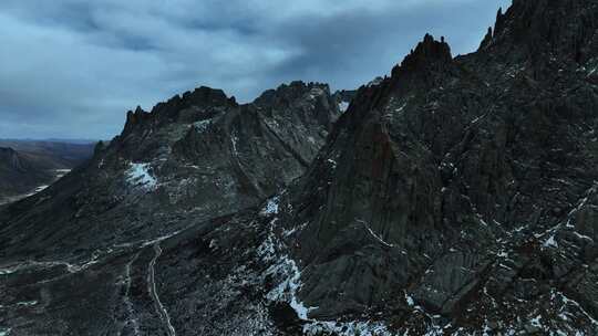 高山湖泊间蜿蜒道路的自然风光