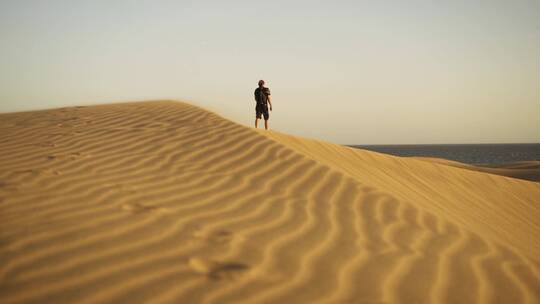 沙漠中行走的男人