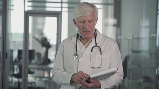 医生在笔记本上做笔记视频素材模板下载