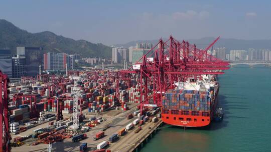 航拍香港港口货船