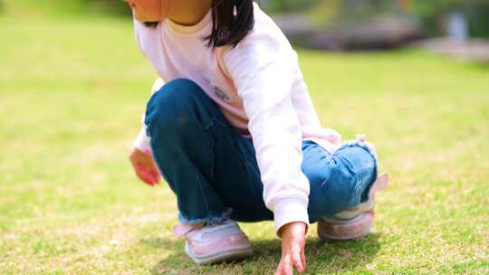 公园小孩子小女孩女童儿童打手势游玩踏青亲视频素材模板下载