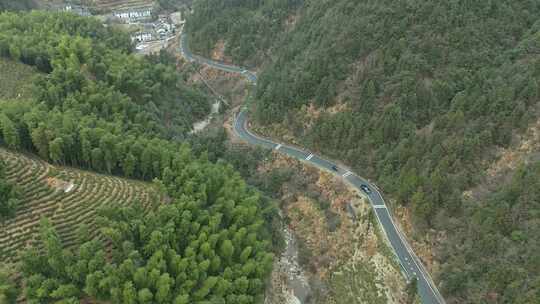 皖南山林间蜿蜒的公路风景