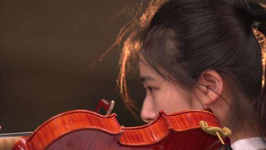 唯美女生户外拉小提琴艺术家优雅练习管弦乐