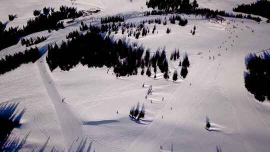 奥地利蒂罗尔阿尔卑斯山滑雪胜地滑雪坡道的鸟瞰图