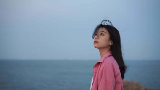 海边女子眺望远方