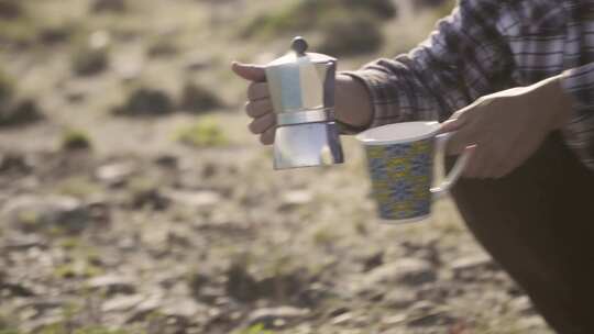 一个人在外面给自己倒了一杯咖啡