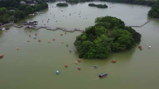 广东惠州：五一黄金周期间西湖湖上游船众多