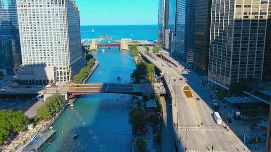 伊利诺伊州芝加哥市中心河边步行的下降航拍|下午照明