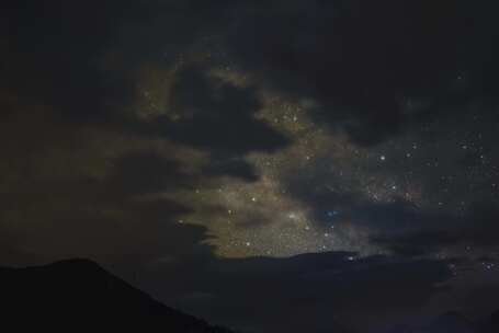 夜空下的星空银河流动的云层