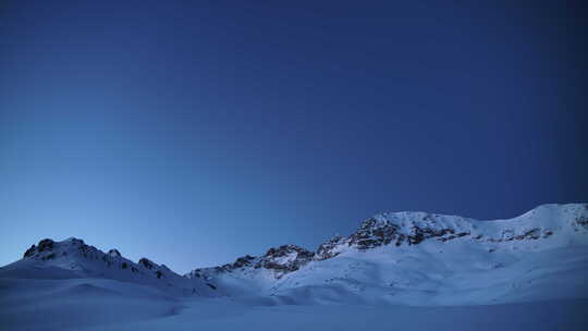 清晨雪山从星夜到白昼的8K过渡