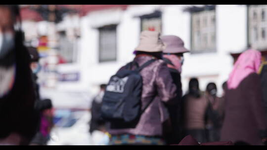 西藏拉萨冬日早晨八廓街大昭寺藏族朝拜人群