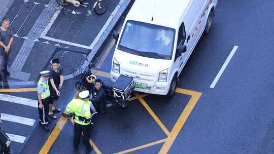 交警处理交通事故，快递小哥交通事故