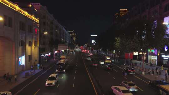 城市街道夜晚车流景象